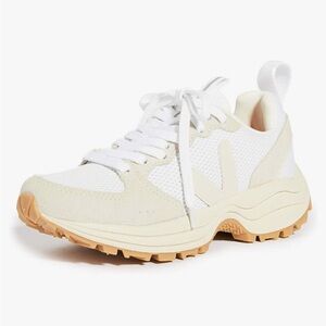 NEW WITH TAGS - women’s Vera Venturi sneaker